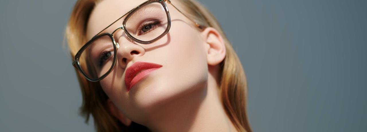 Vrouw met bril Jonge blonde vrouw met bril.