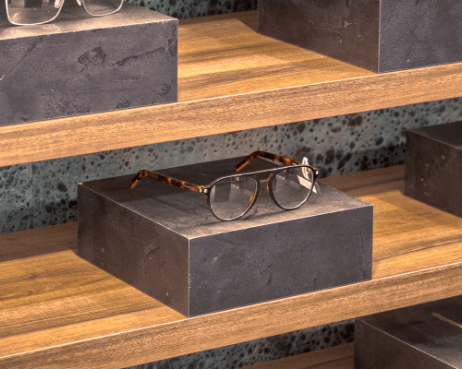 montuur op display Een montuur dat op een stenen display staat.